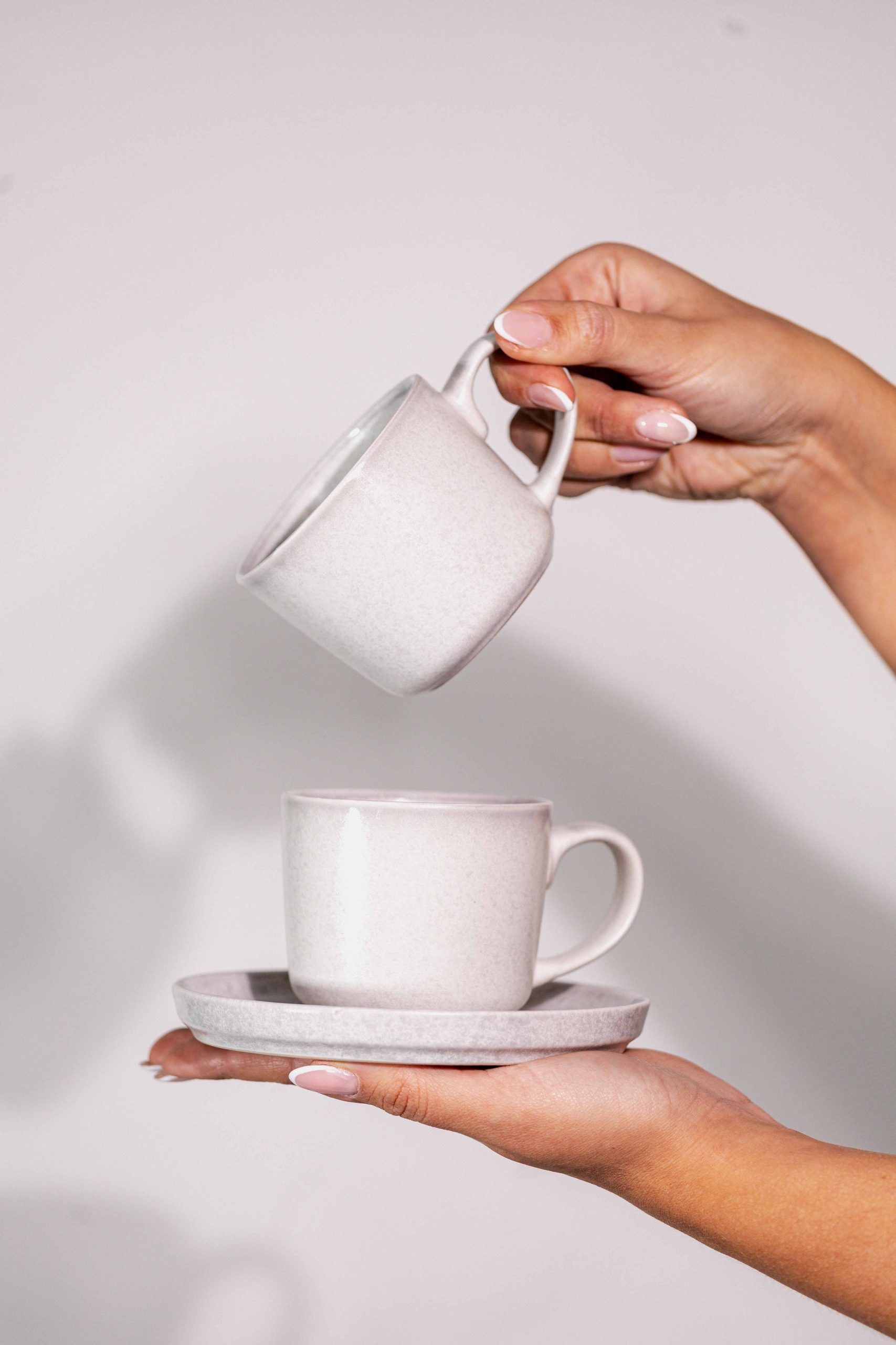 Set taza y plato color blanco crudo