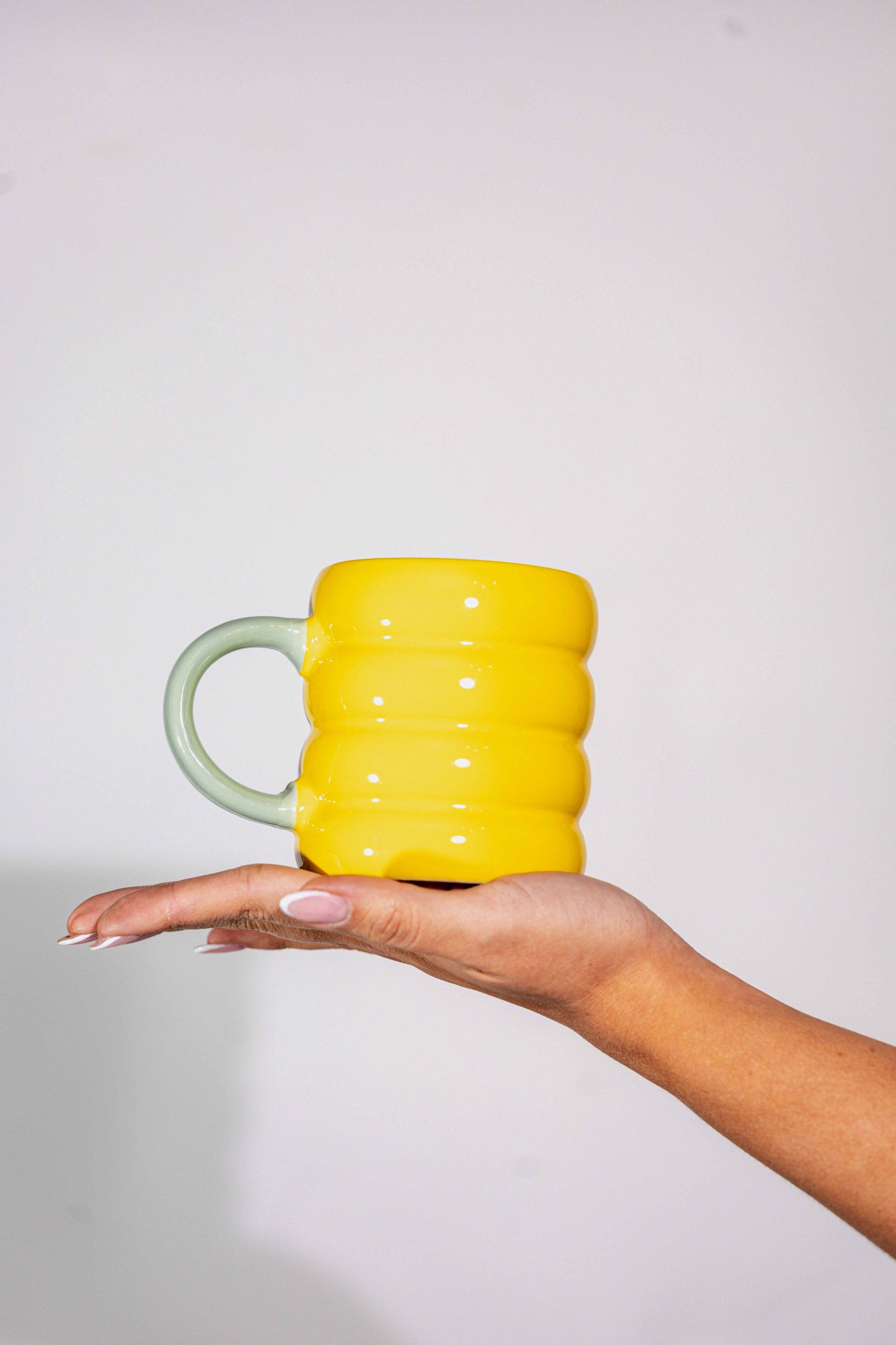Tazon amarillo con mango verde forma curva